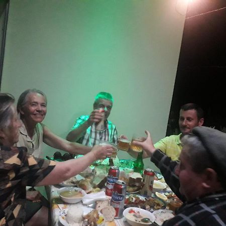 Guesthouse Aleksander เบราท ภายนอก รูปภาพ