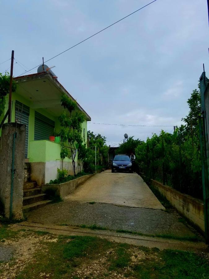 Guesthouse Aleksander เบราท ภายนอก รูปภาพ