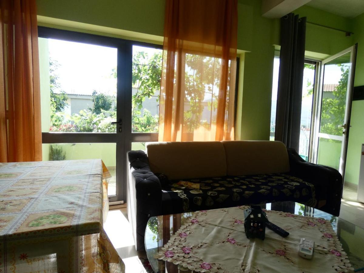 Guesthouse Aleksander เบราท ภายนอก รูปภาพ