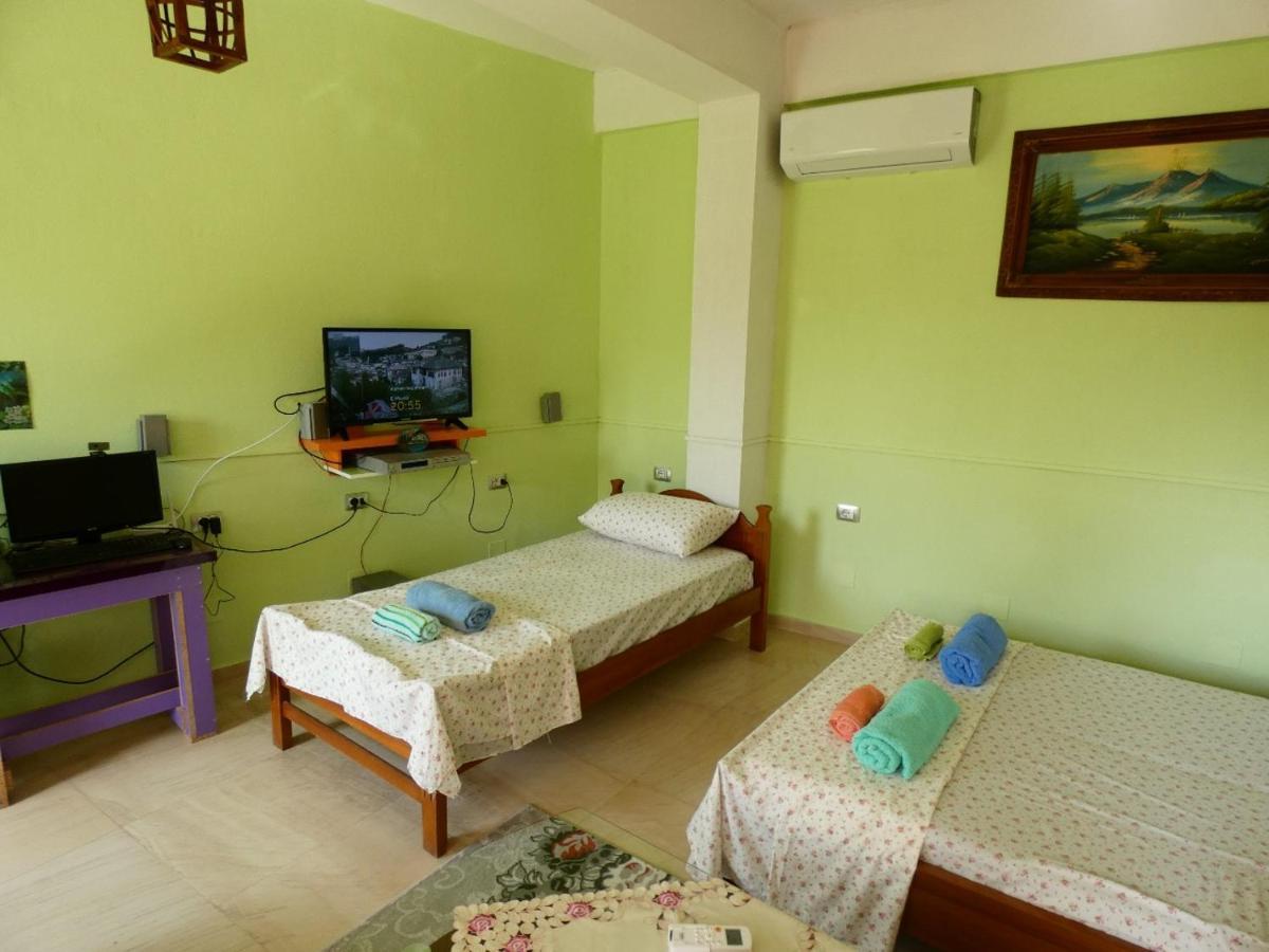 Guesthouse Aleksander เบราท ภายนอก รูปภาพ