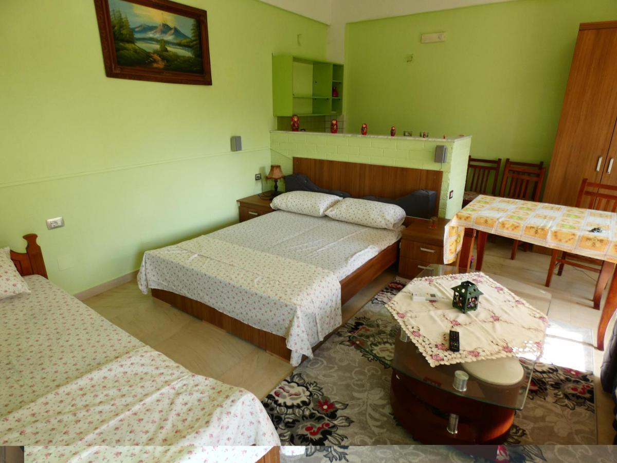 Guesthouse Aleksander เบราท ภายนอก รูปภาพ