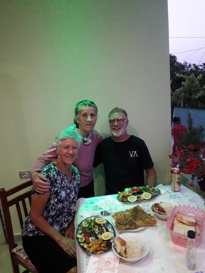 Guesthouse Aleksander เบราท ภายนอก รูปภาพ