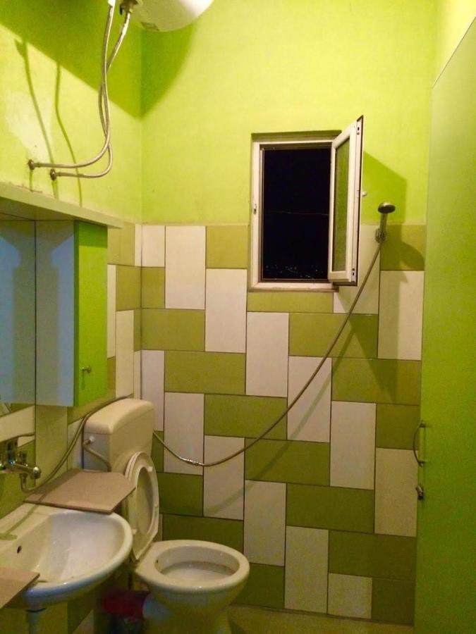 Guesthouse Aleksander เบราท ภายนอก รูปภาพ